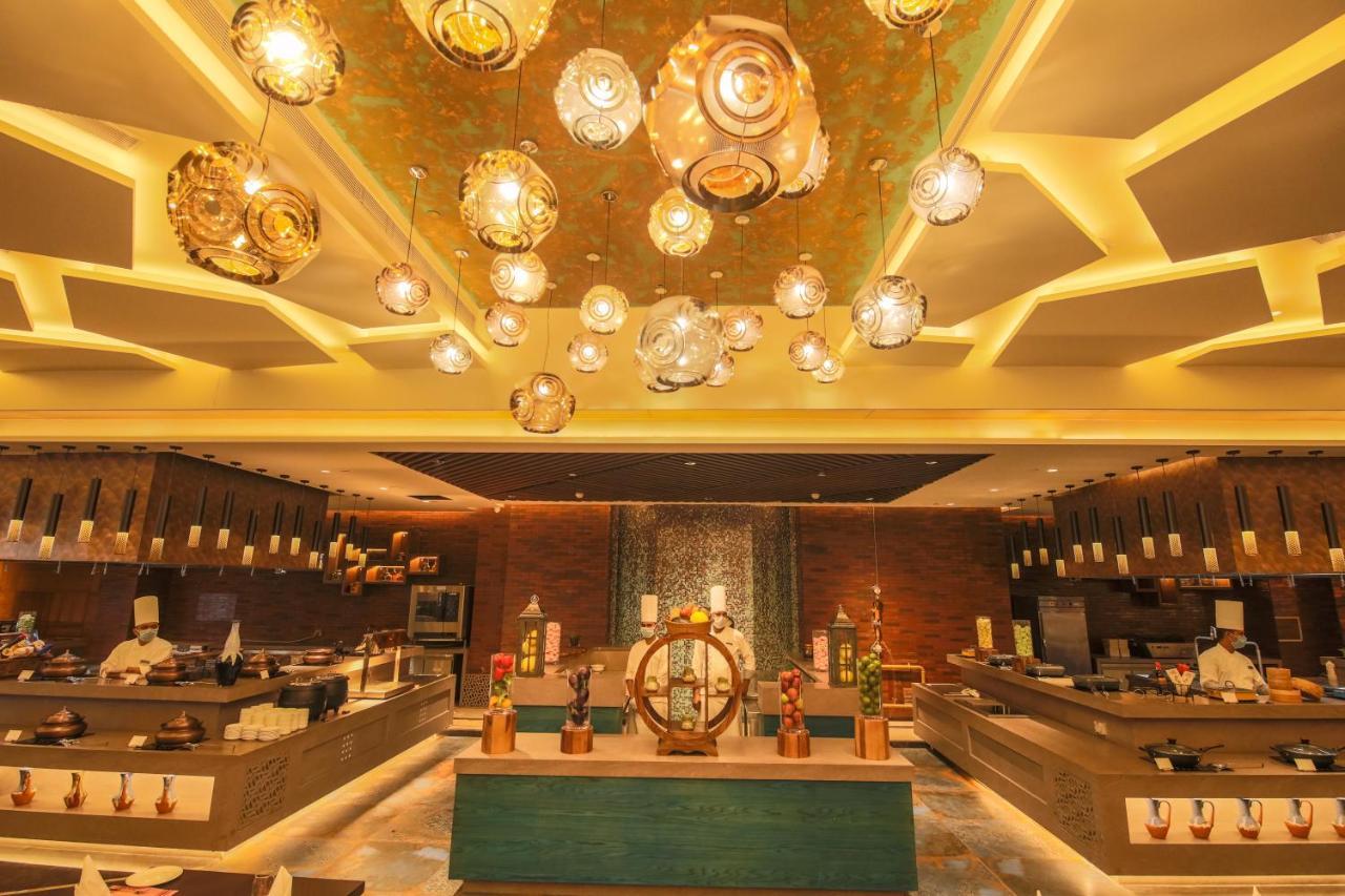 Radisson Blu Towers Kaushambi Delhi Ncr Hotel Gáziábád Kültér fotó The buffet at the hotel