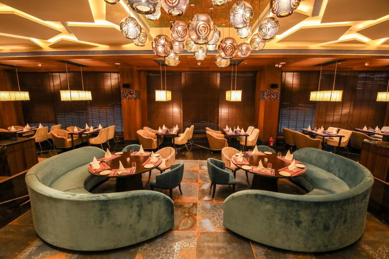 Radisson Blu Towers Kaushambi Delhi Ncr Hotel Gáziábád Kültér fotó The interior of the restaurant