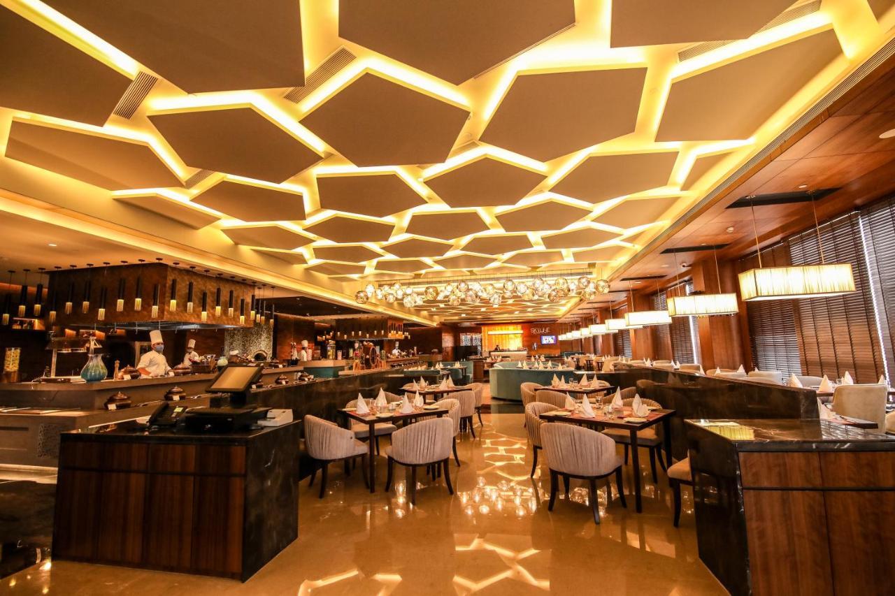 Radisson Blu Towers Kaushambi Delhi Ncr Hotel Gáziábád Kültér fotó The interior of the restaurant
