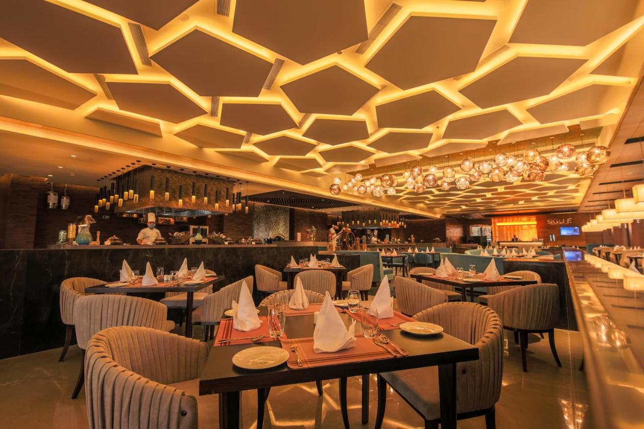 Radisson Blu Towers Kaushambi Delhi Ncr Hotel Gáziábád Kültér fotó The interior of the restaurant