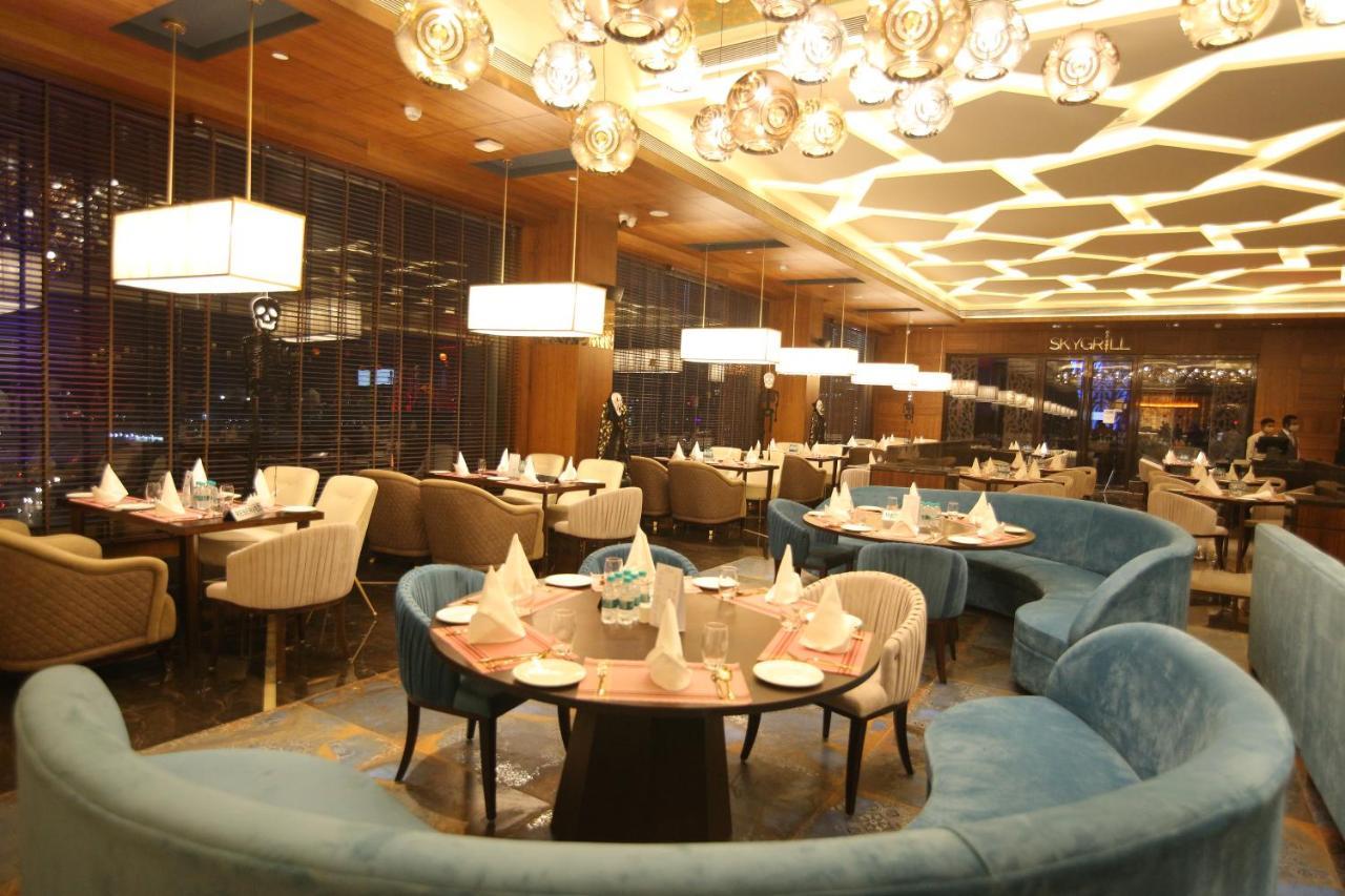 Radisson Blu Towers Kaushambi Delhi Ncr Hotel Gáziábád Kültér fotó The interior of the restaurant