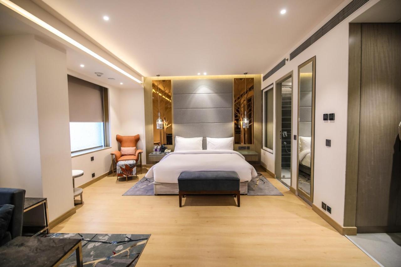 Radisson Blu Towers Kaushambi Delhi Ncr Hotel Gáziábád Kültér fotó A bedroom at the hotel