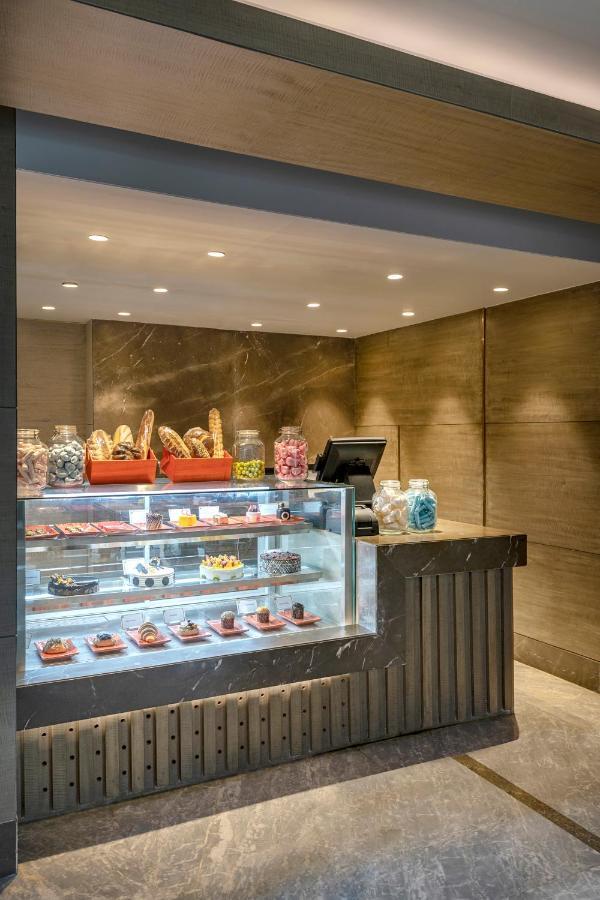 Radisson Blu Towers Kaushambi Delhi Ncr Hotel Gáziábád Kültér fotó The Pastry Shop