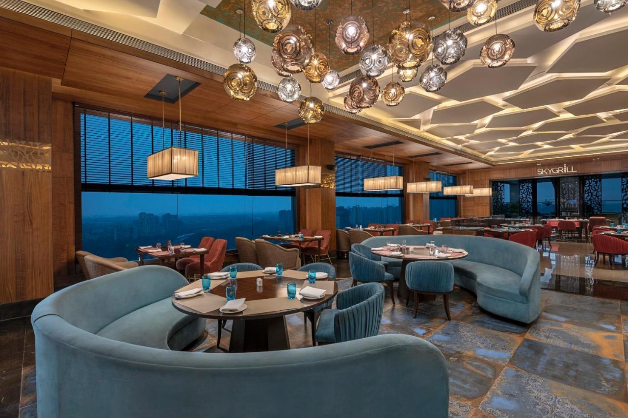 Radisson Blu Towers Kaushambi Delhi Ncr Hotel Gáziábád Kültér fotó The restaurant