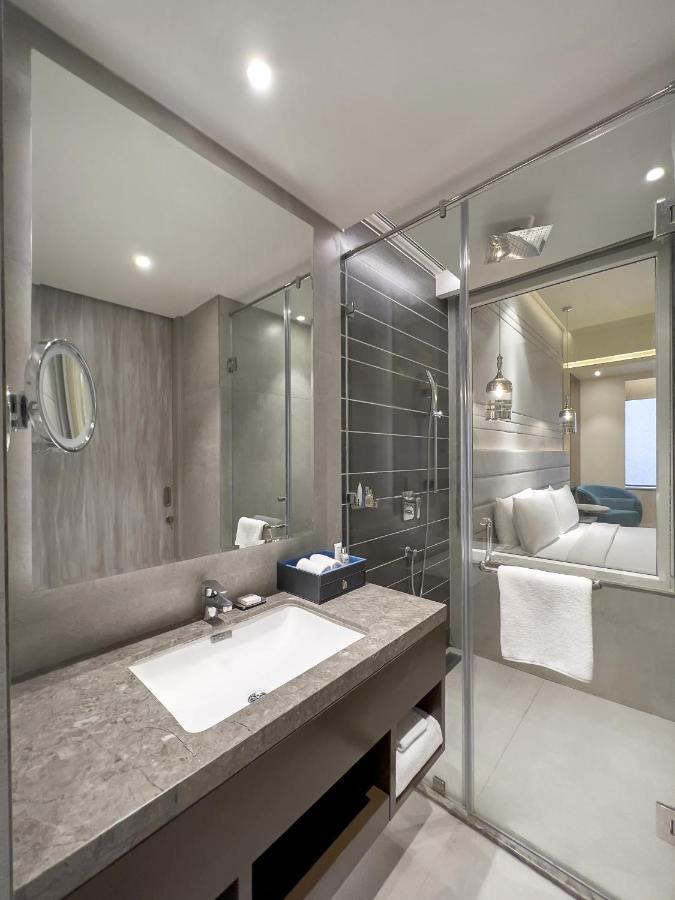 Radisson Blu Towers Kaushambi Delhi Ncr Hotel Gáziábád Kültér fotó Bathroom