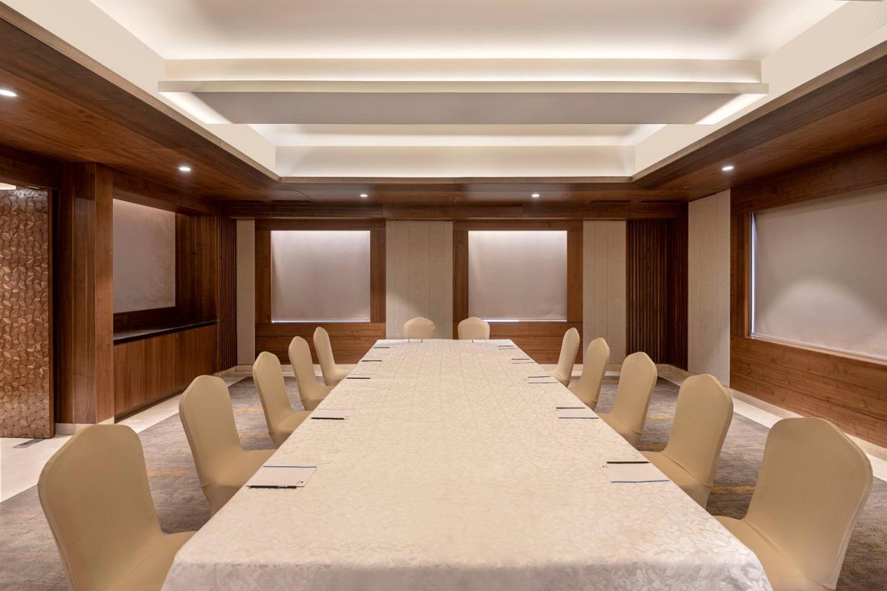 Radisson Blu Towers Kaushambi Delhi Ncr Hotel Gáziábád Kültér fotó Boardroom