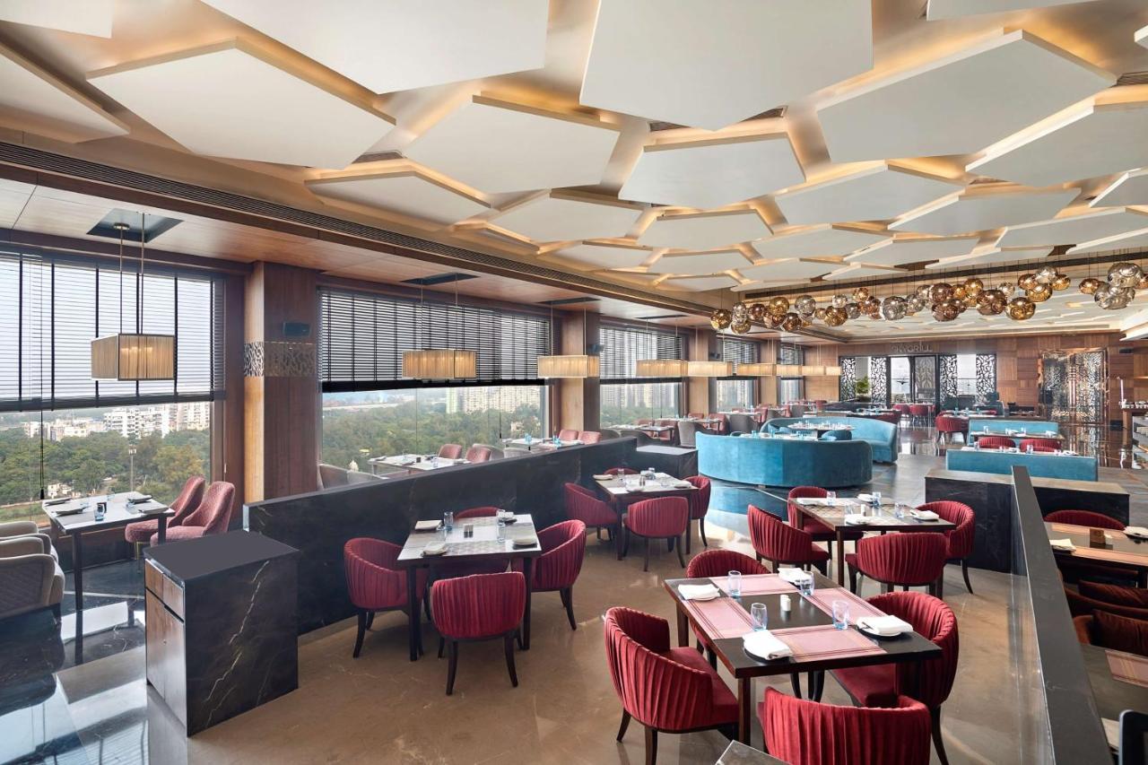 Radisson Blu Towers Kaushambi Delhi Ncr Hotel Gáziábád Kültér fotó The restaurant