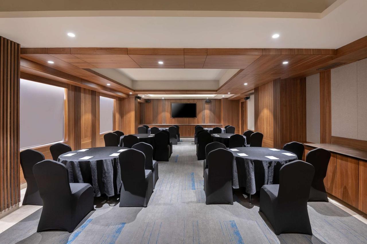 Radisson Blu Towers Kaushambi Delhi Ncr Hotel Gáziábád Kültér fotó Meeting room at the hotel