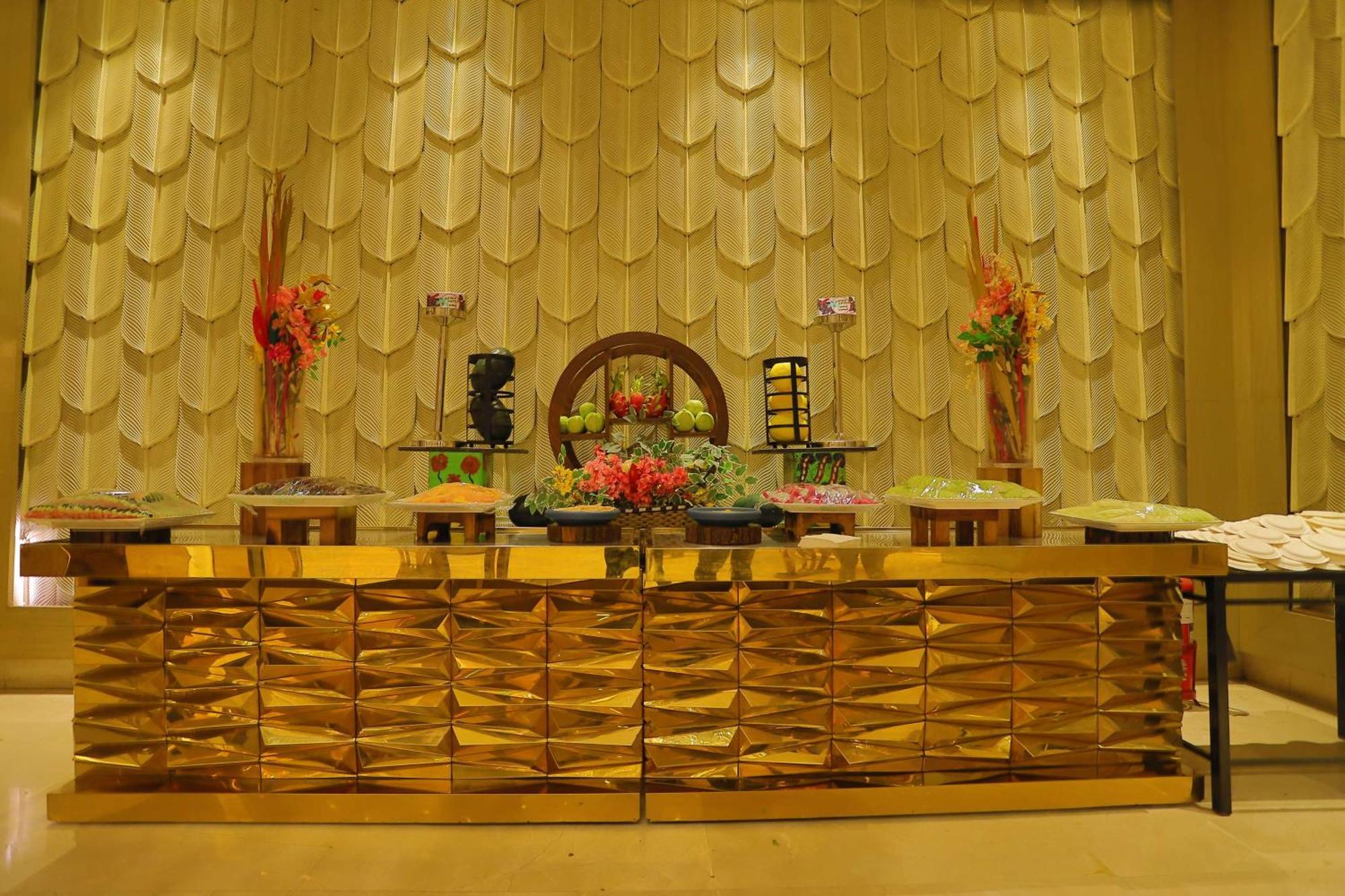 Radisson Blu Towers Kaushambi Delhi Ncr Hotel Gáziábád Kültér fotó A Buddhist altar