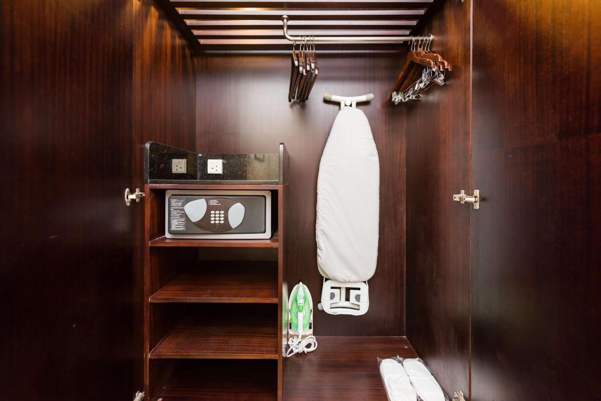 Radisson Blu Towers Kaushambi Delhi Ncr Hotel Gáziábád Kültér fotó A hotel room wardrobe with a safe