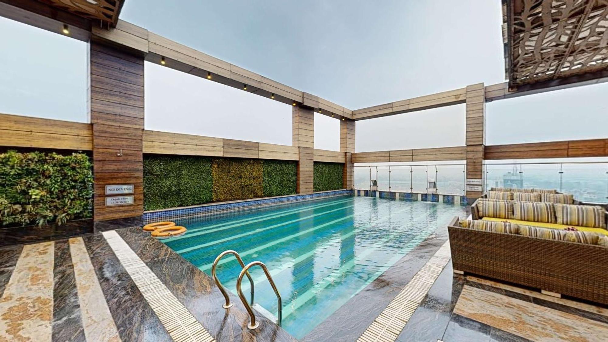 Radisson Blu Towers Kaushambi Delhi Ncr Hotel Gáziábád Kültér fotó The swimming pool at the hotel