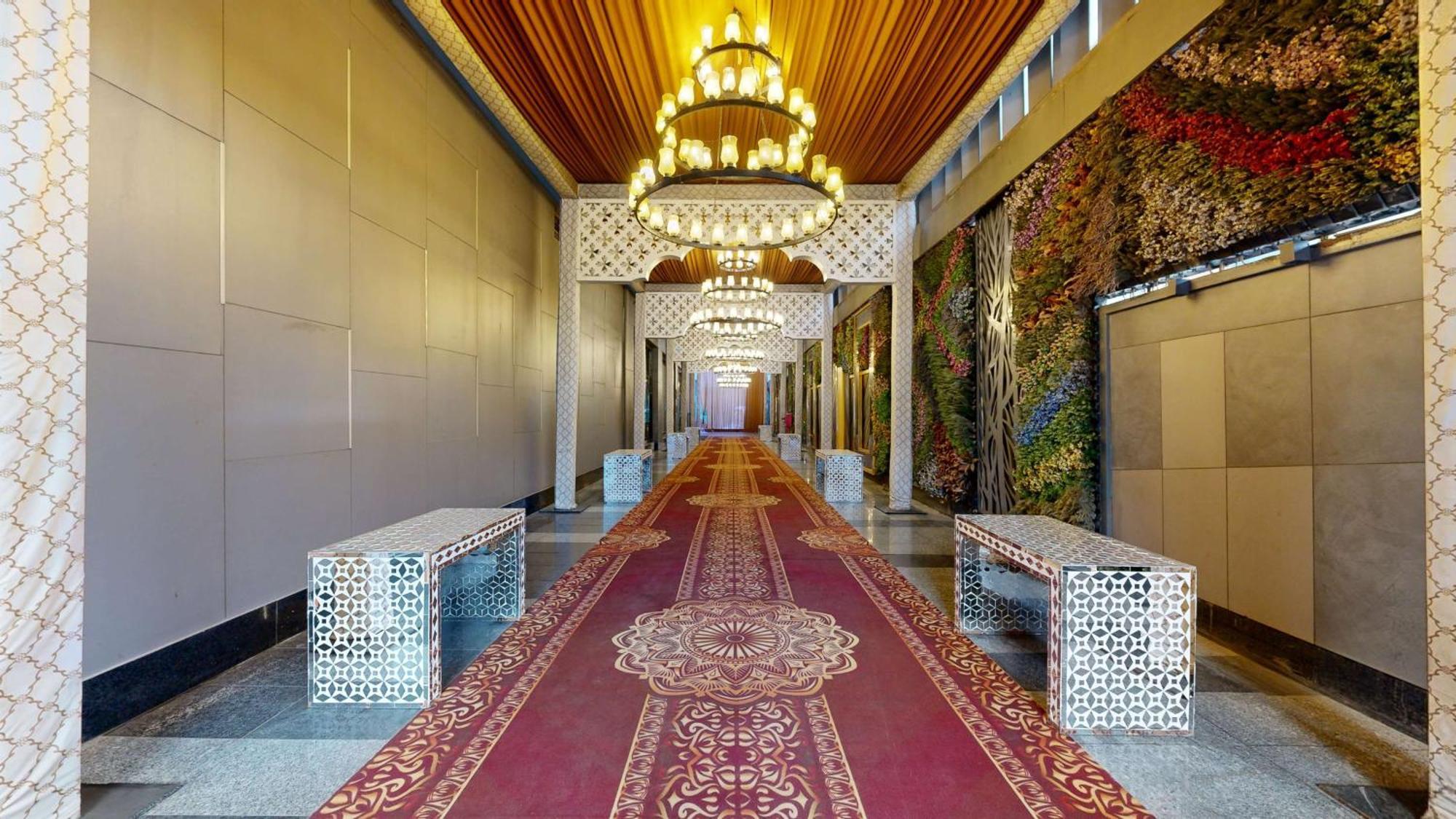 Radisson Blu Towers Kaushambi Delhi Ncr Hotel Gáziábád Kültér fotó The interior of the hotel