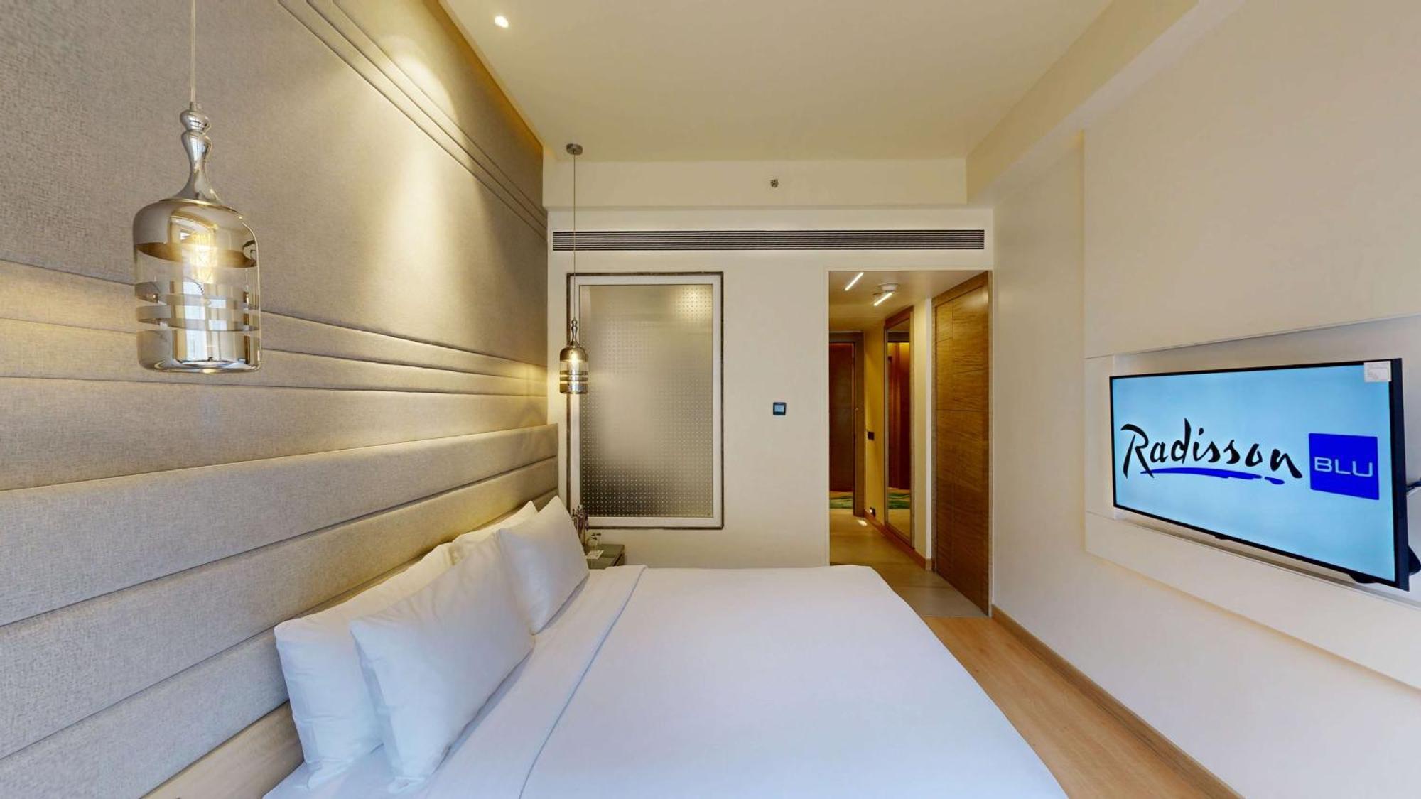 Radisson Blu Towers Kaushambi Delhi Ncr Hotel Gáziábád Kültér fotó Deluxe Room