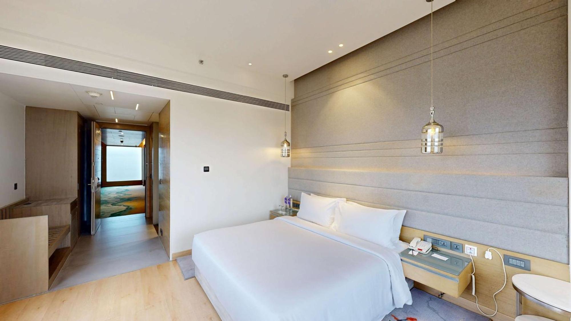 Radisson Blu Towers Kaushambi Delhi Ncr Hotel Gáziábád Kültér fotó A bedroom at the hotel
