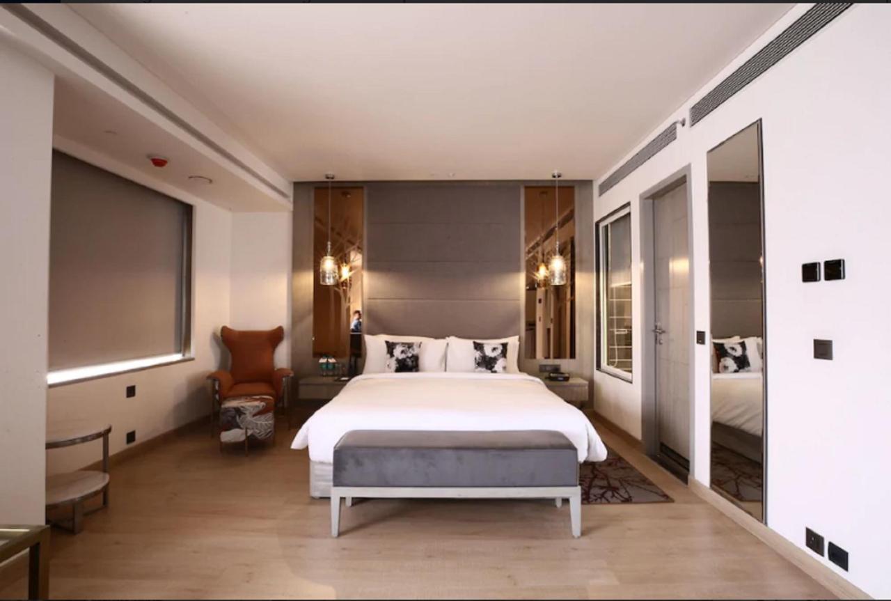 Radisson Blu Towers Kaushambi Delhi Ncr Hotel Gáziábád Kültér fotó A bedroom at the hotel